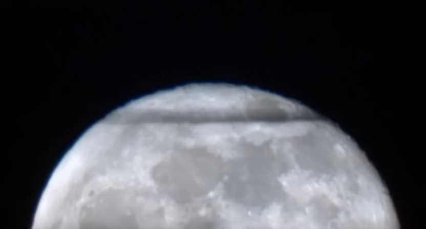 На Луне заметили гигантскую черную полосу