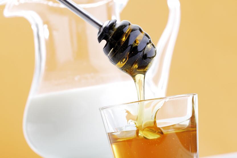 Ученые: Смешивание меда с теплыми напитками опасно для здоровья