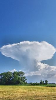 Удивительные облака похожие на атомный взрыв наблюдали над Польшей