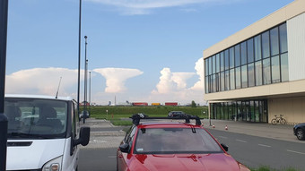 Удивительные облака похожие на атомный взрыв наблюдали над Польшей