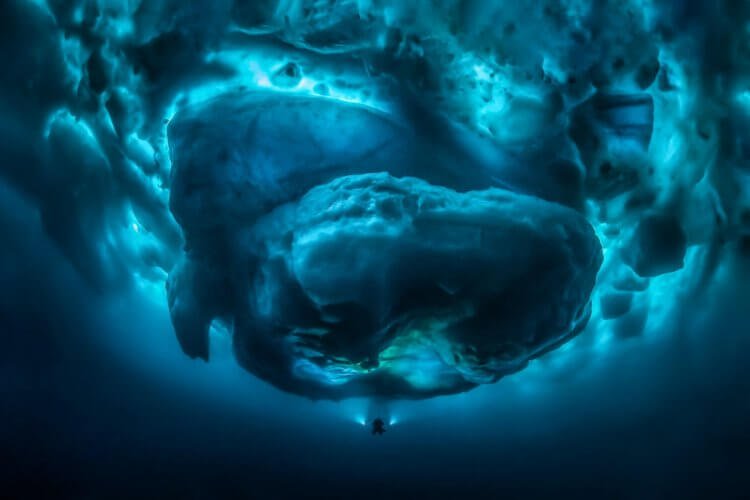 #фото | Как выглядит айсберг под водой?