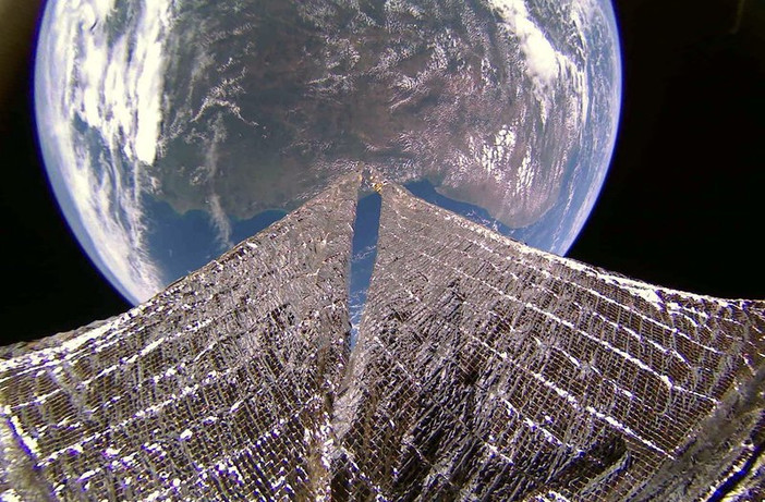 Космический парусник прислал удивительные снимки Земли