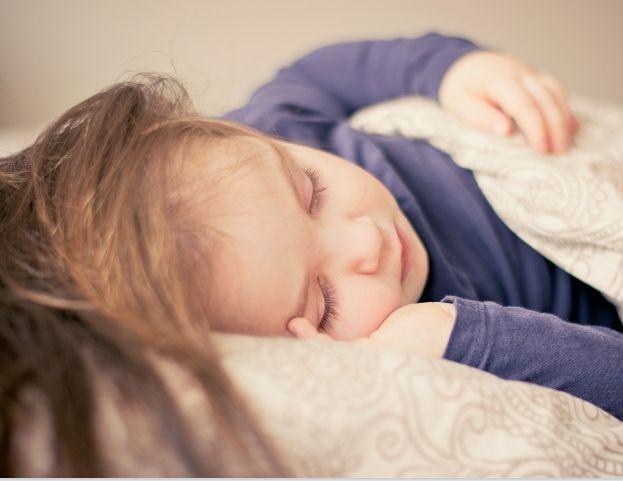 Медики назвали 6 научно-обоснованных причин спать на левом боку