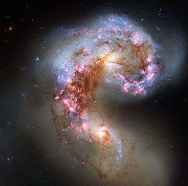 Телескоп Хаббл отобразил столкновение галактик Антенны: NGC 4038 и NGC 4039