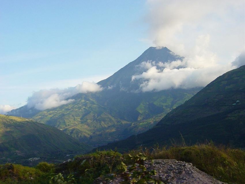 Ученые предупреждают об угрозе обрушения вулкана Тунгурауа в Южной Америке