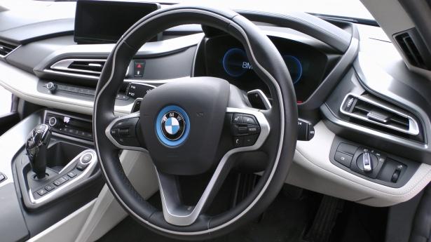BMW разрабатывает руль, который будет менять форму во время движения