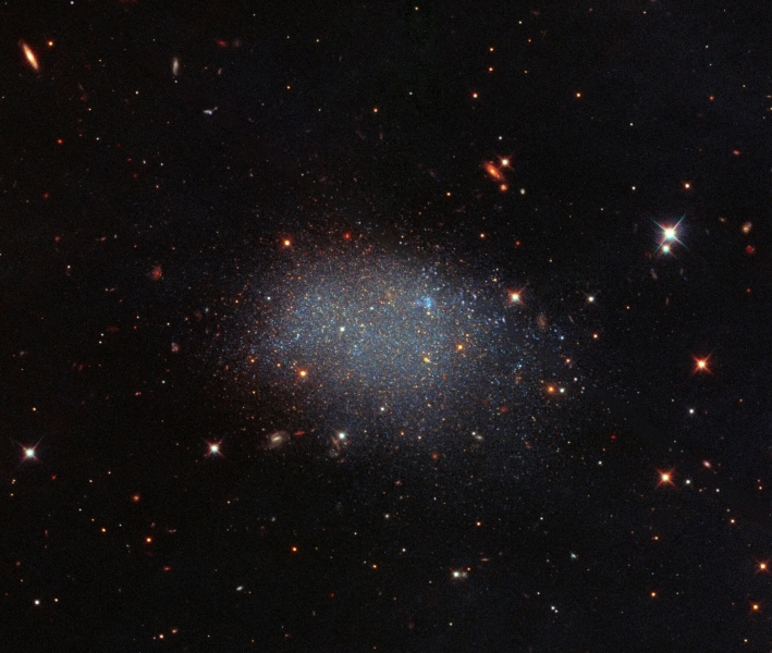Hubble показал карликовую галактику KK 246 — она похожа на блестки на бумаге!
