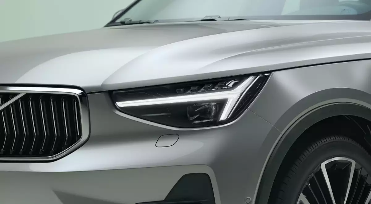 Екстер’єр м’якого гібрида Volvo XC40 зі світлодіодними фарами, вигляд спереду.