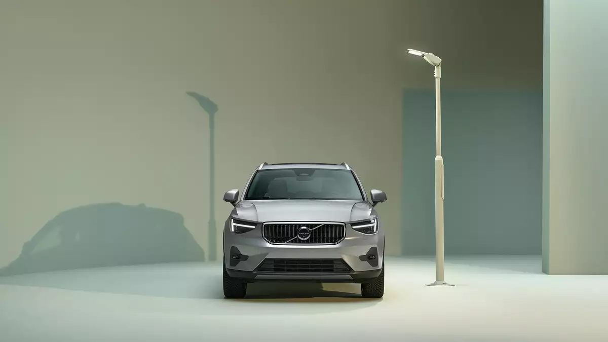 Екстер’єр м’якого гібрида Volvo XC40, вигляд спереду.