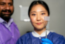 Доктор Абхішек Джайн, Дженніфер Лі та судно-чіп. Взято: Texas A&M Engineering