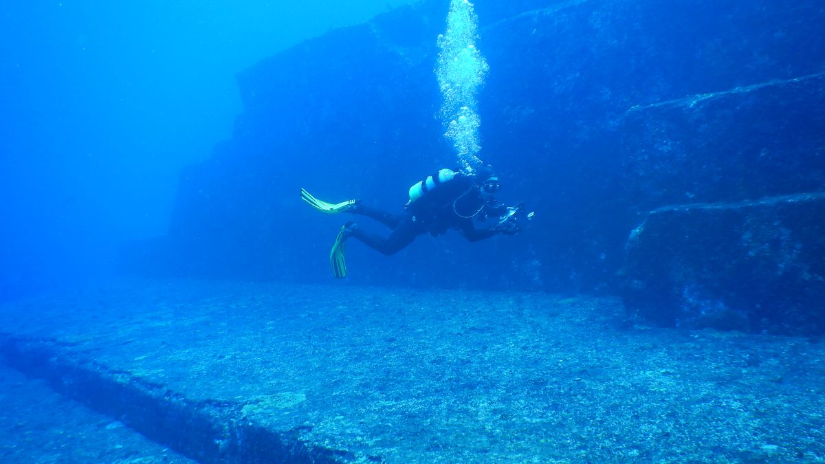 Дайвер біля пам'ятника Йонагуні. (Melkov/Wikimedia Commons, CC 1.0 Universal)