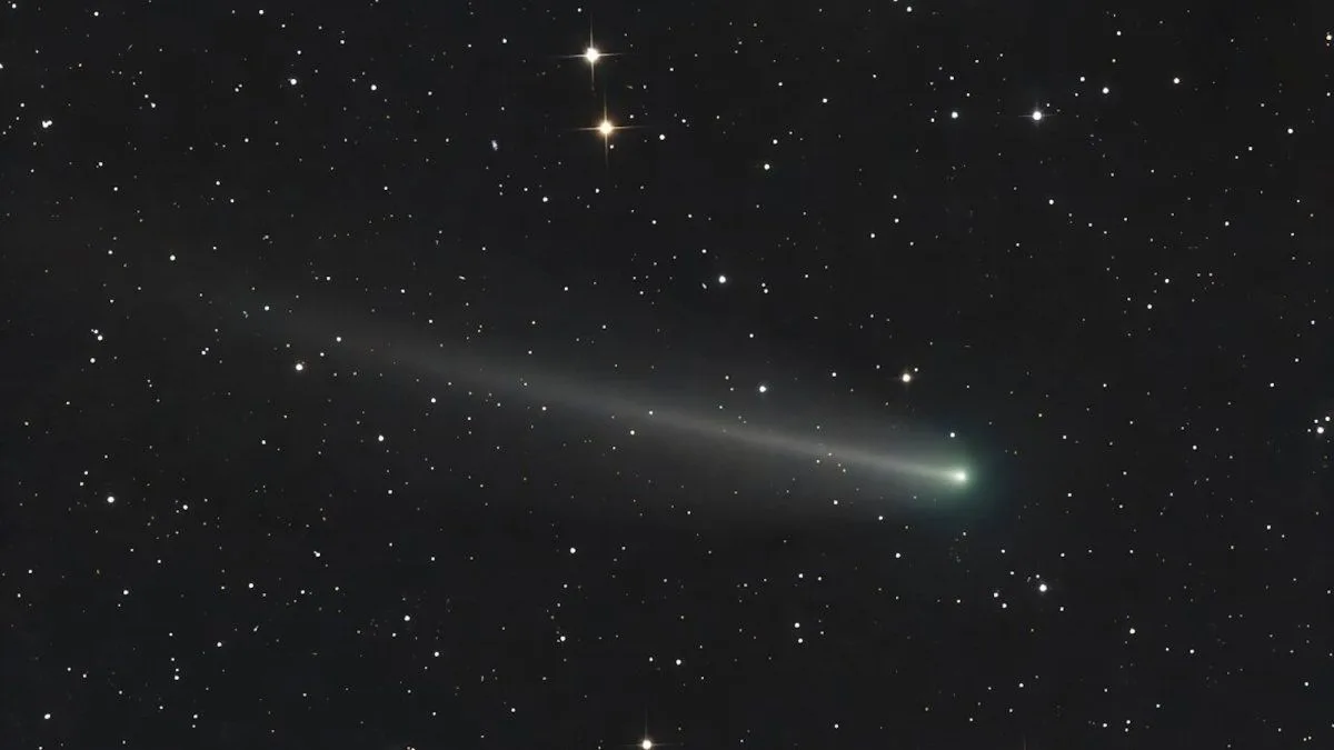 Комета 220P/McNaught раптово стала однією з найяскравіших