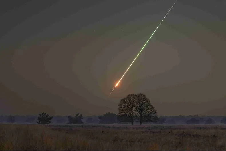 Сім етапів падіння метеоритів показали, як космічні камені виживають в повітрі