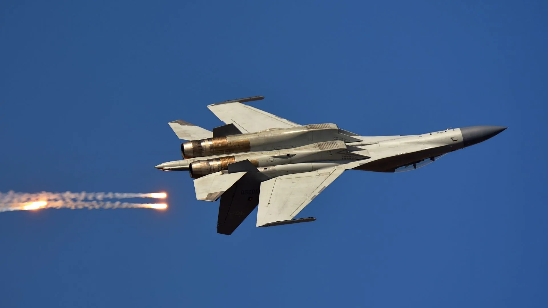 Китай показав лазерну систему 380 кг для винищувача J-36