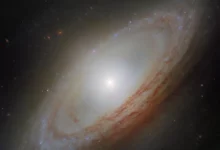 Галактика NGC 4698 обертається з розладнаним центром