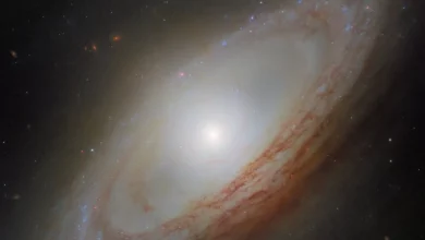 Галактика NGC 4698 обертається з розладнаним центром