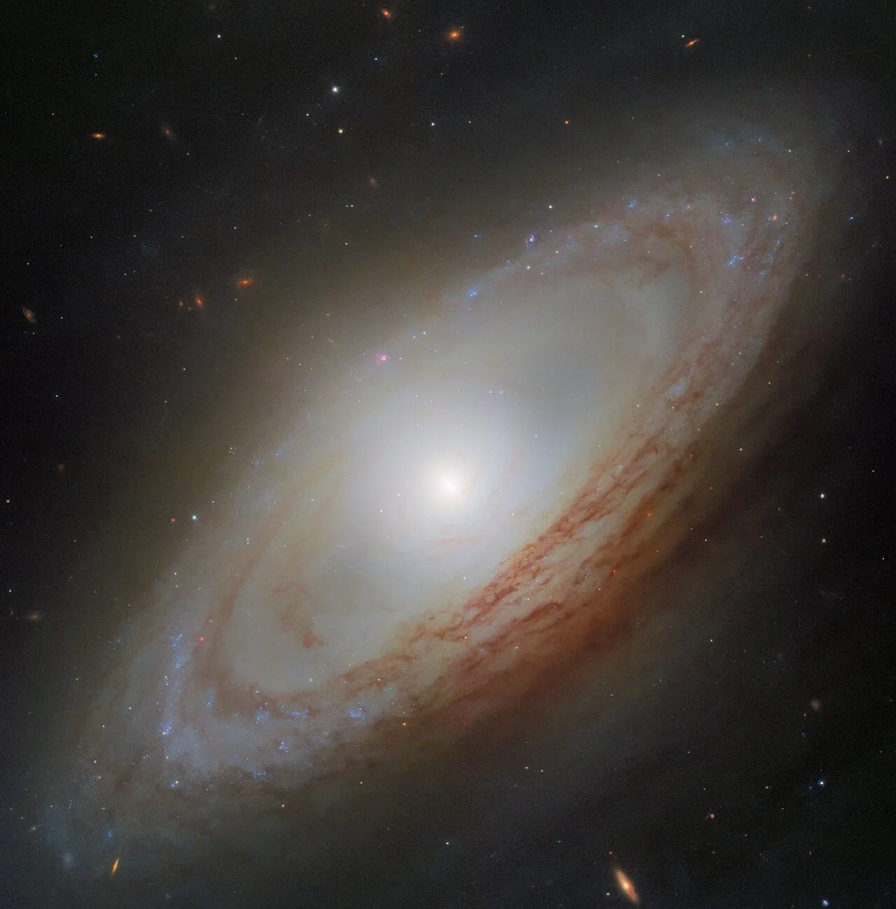 Галактика NGC 4698 обертається з розладнаним центром