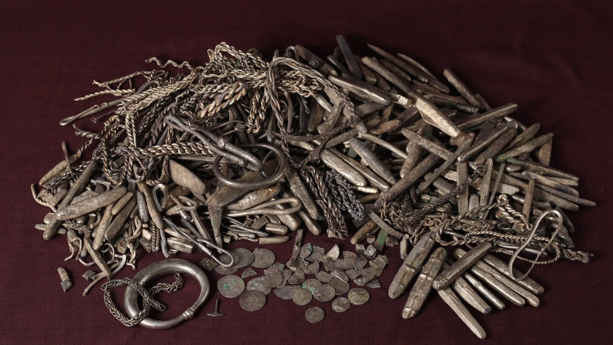 У Данії в саду знайшли найбільший вікінгський скарб срібла