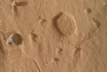 Марсохід Curiosity виявив на Марсі дивні мілкі отвори