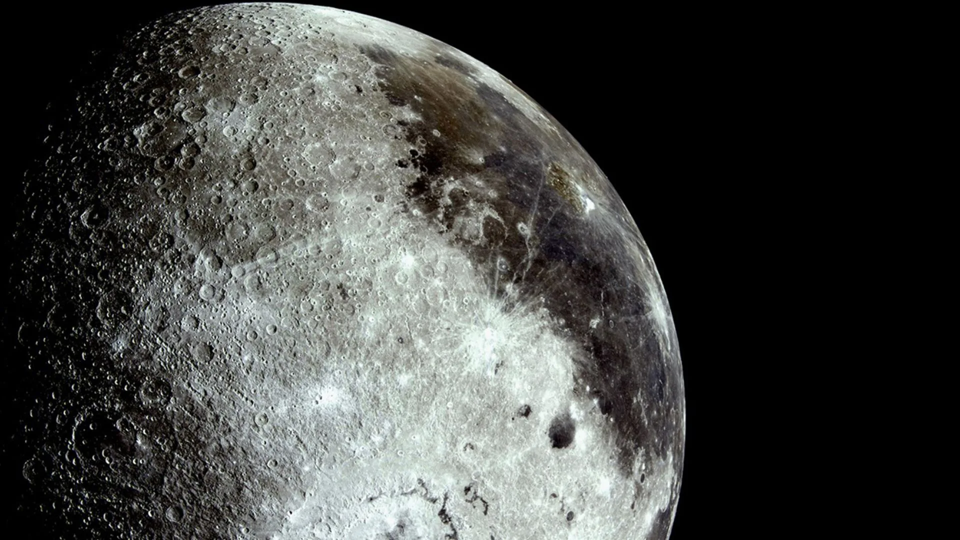 Астронавти Artemis II побачили на Місяці «болотні» барви