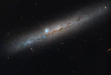 Галактика NGC 1827 показала Габблу пилову спіральну структуру