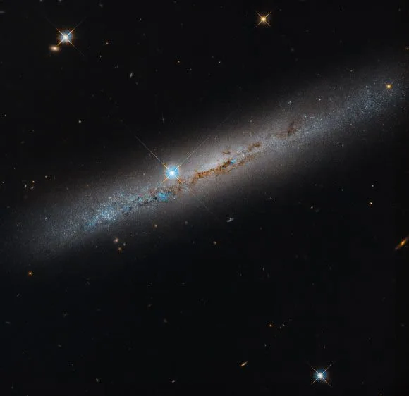 Галактика NGC 1827 показала Габблу пилову спіральну структуру